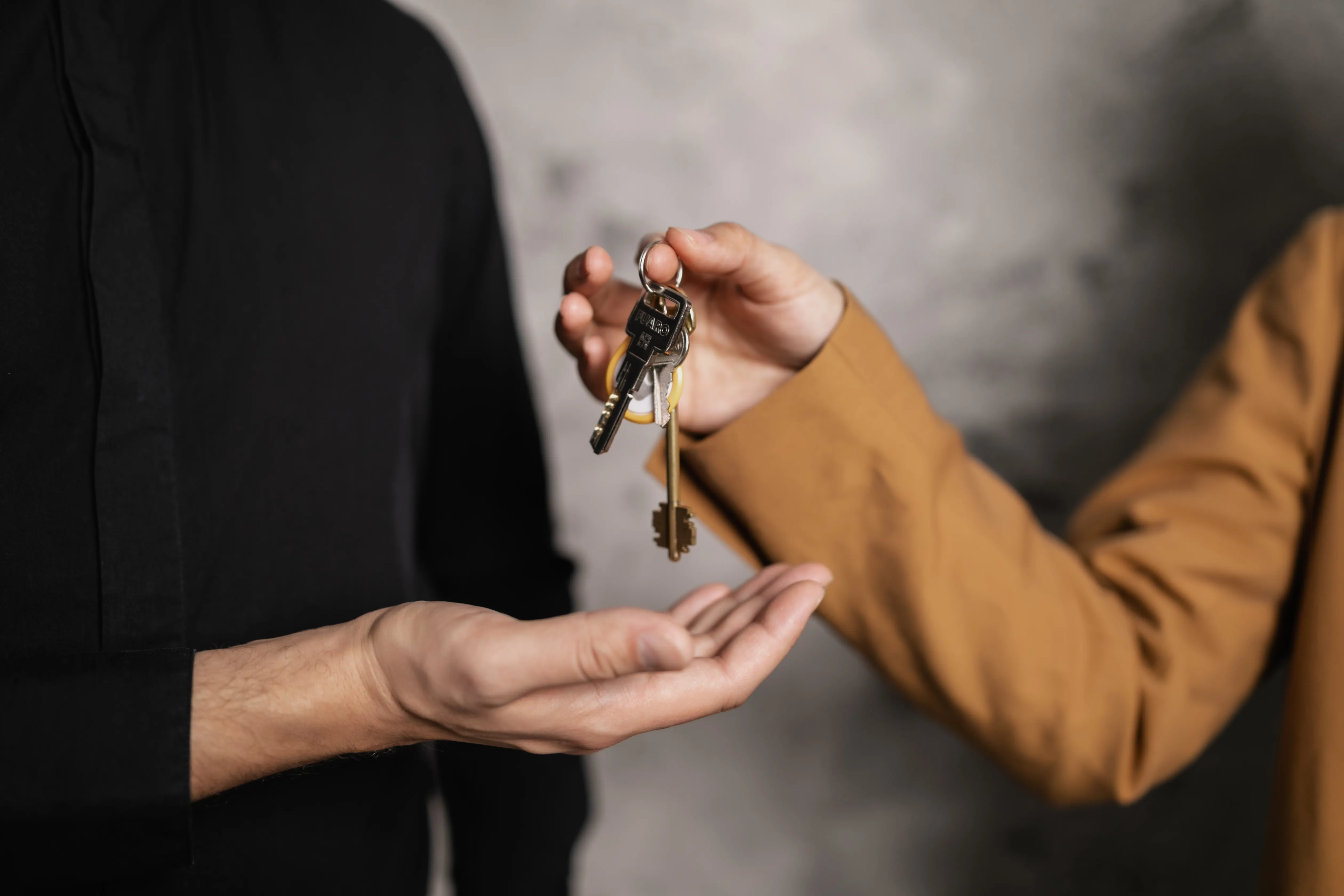 Agent immobilier qui remet les clés à de nouveaux locataires